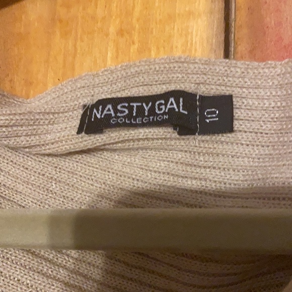 Tan slouchy neck sweater. Fits like an xl - Picture 2 of 3